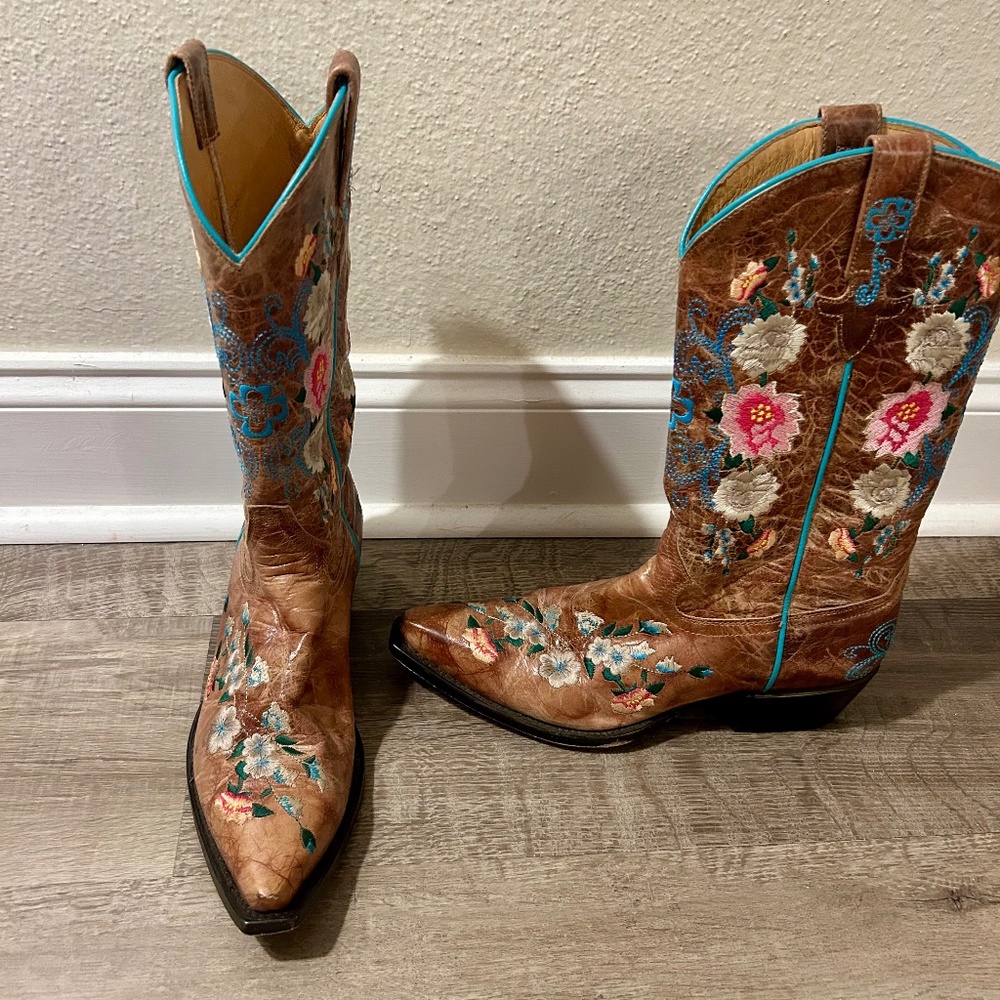 MACIE BEAN WOMEN'S ROSE GARDEN WESTERN BOOTS - SNIP TOE